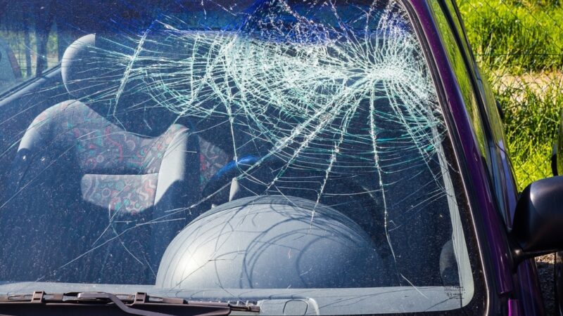 Zderzenie trzech samochodów na autostradzie A6 – dwie osoby poszkodowane