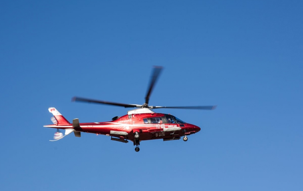 Awaria helikoptera ratunkowego paraliżuje ruch na DK10 w Dołujach