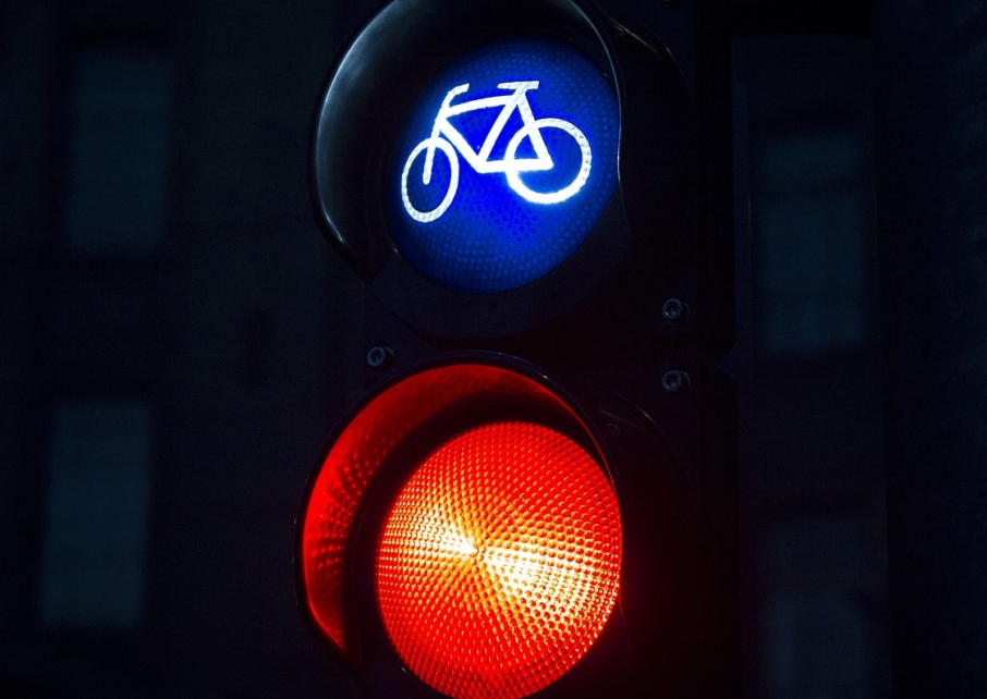 Zmiany w zasadach ruchu drogowego w Szczecinie: koniec naruszeń sygnałów świetlnych dzięki systemowi Red Light