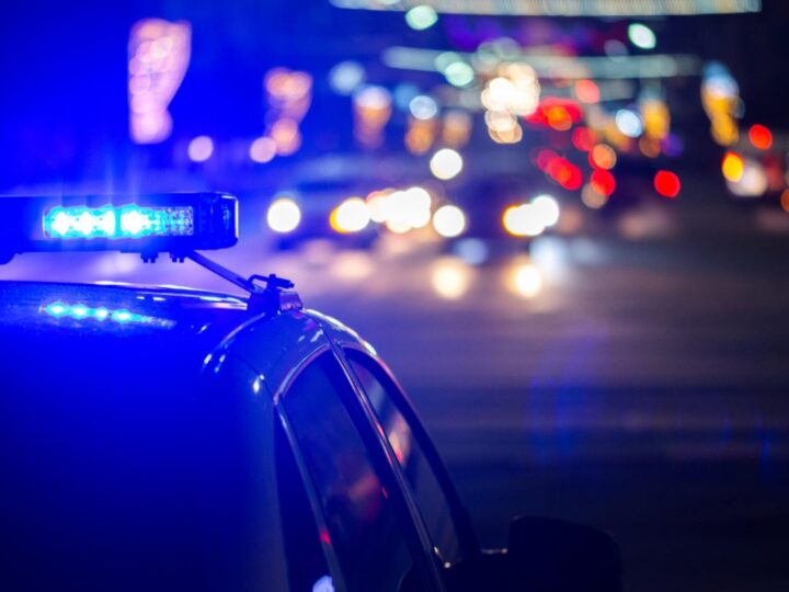 Incydent drogowy w centrum miasta: Kierowca BMW, mimo sądowego zakazu, spowodował kolizję z autobusem