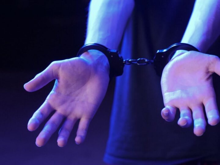 Poszukiwani przez prawo mężczyźni schwytani w Szczecinie dzięki wnikliwości policji