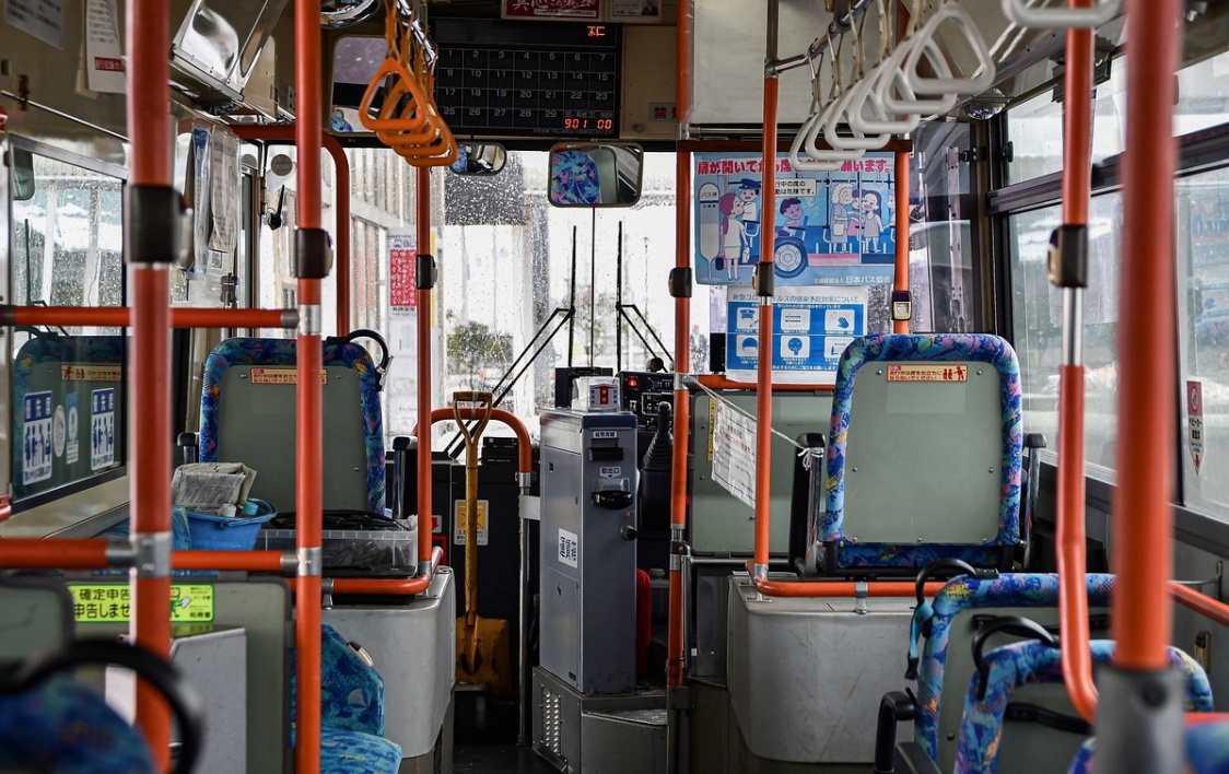 Miejskie starcie autobusu z samochodem na ulicy Arkońskiej