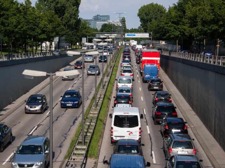 Wtorkowe poranne zderzenie trzech samochodów w Szczecinie powoduje ogromne korki