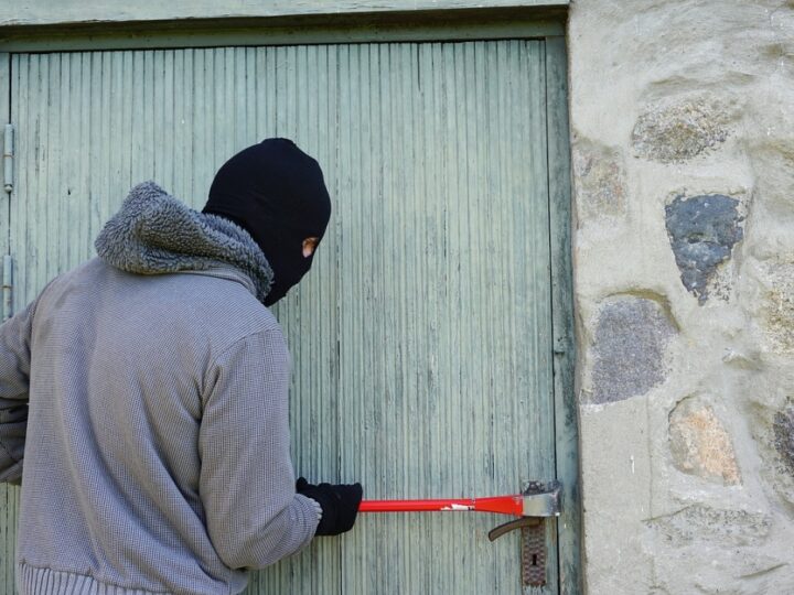 Złodzieje włamujący się do piwnic na terenie Szczecina zatrzymani dzięki czujności jednego z mieszkańców