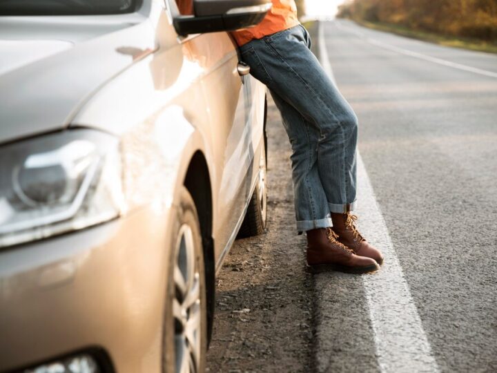 Kierowca BMW szokuje: wyprzedzał po chodniku i stał się internetowym bohaterem [WIDEO]