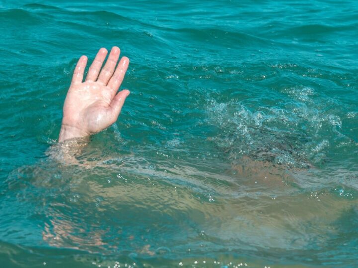 Tragedia na plaży w Sarbinowie: Mężczyzna nie żyje po akcji ratunkowej