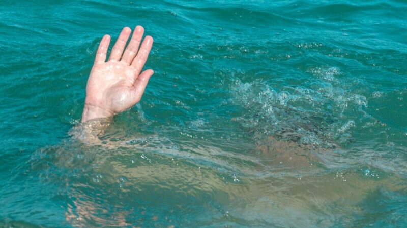 Tragedia na plaży w Sarbinowie: Mężczyzna nie żyje po akcji ratunkowej
