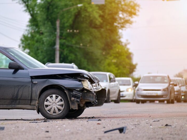 Tragiczny wypadek na DK10: Samochód wbił się w drzewo, jedna osoba nie żyje