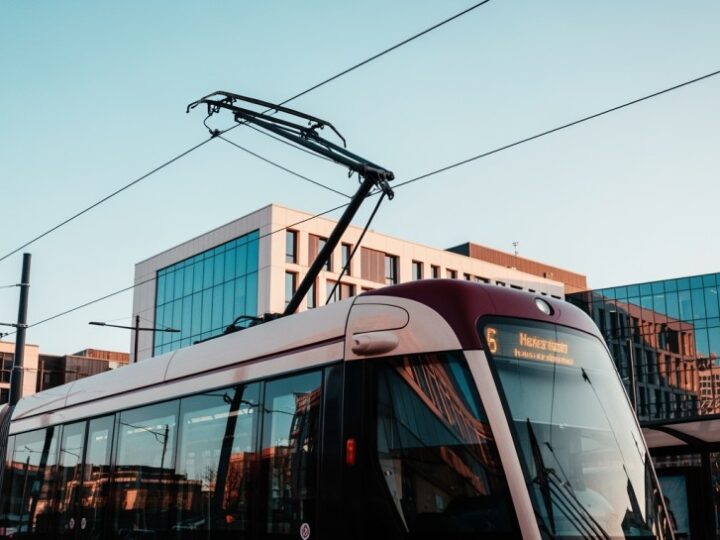 Tramwaje wracają na Pomorzanach: Nowa linia 4 ułatwia dostęp do szpitala!