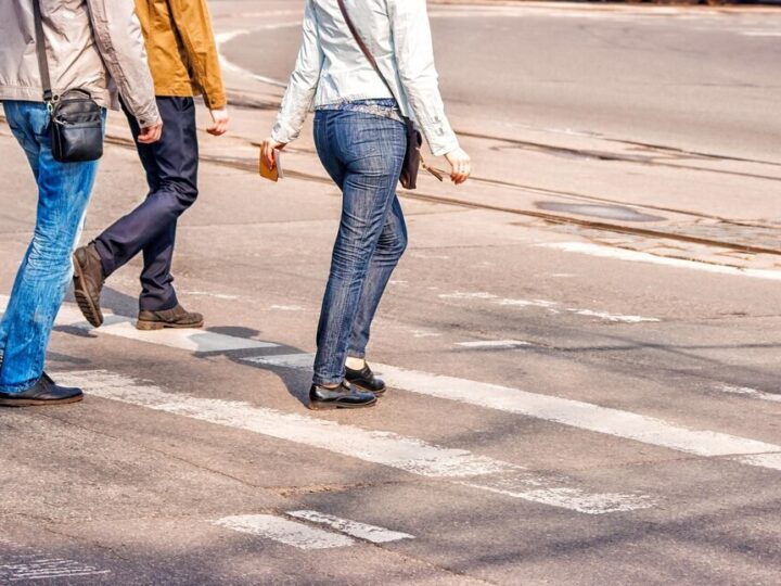 Szczecińscy uczniowie uczą się od policji, jak dbać o bezpieczeństwo na drodze