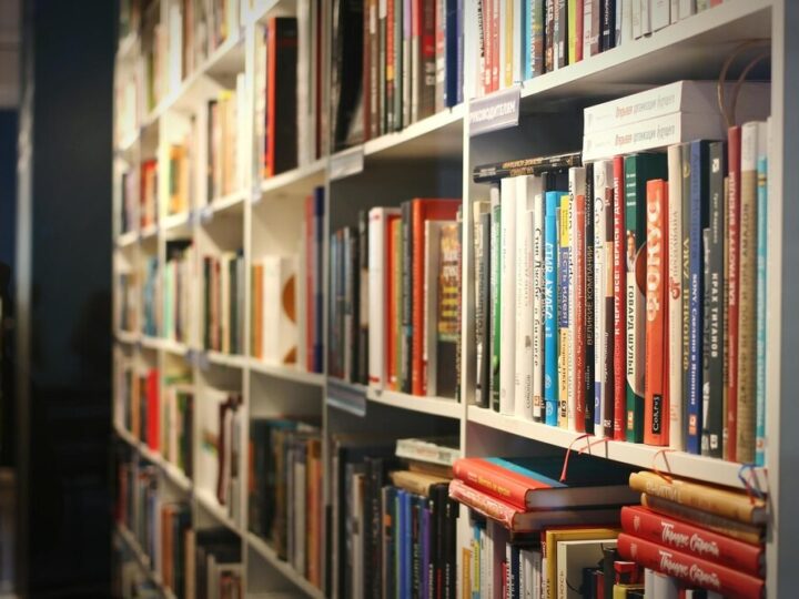 Literackie emocje w Gryfinie: Dyskusyjny Klub Książki przyciąga pasjonatów!