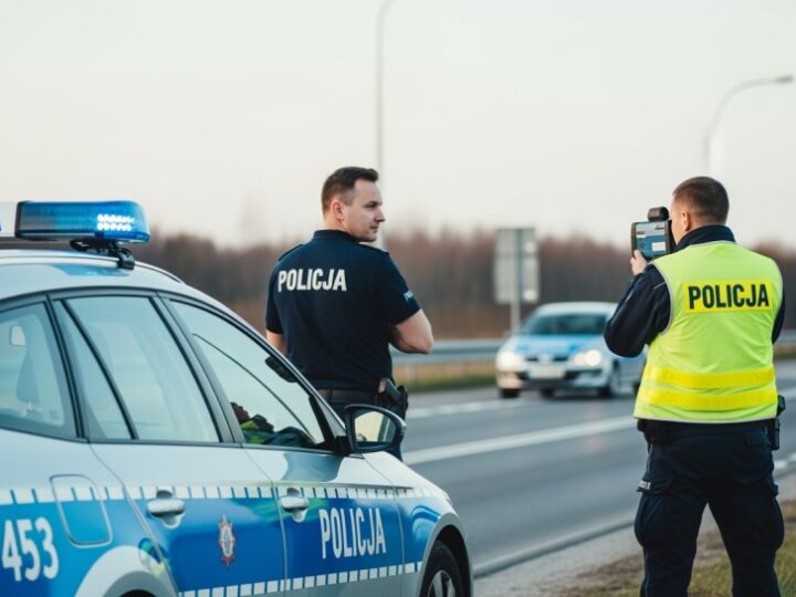 Pijany kierowca w uszkodzonym SUV-ie stwarza chaos na budowie