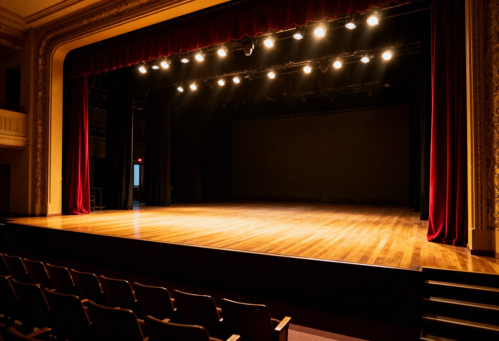 Magiczna podróż z Alicją: Teatr Jesteśmy Tu w Gryfinie zaprasza na darmowy spektakl!