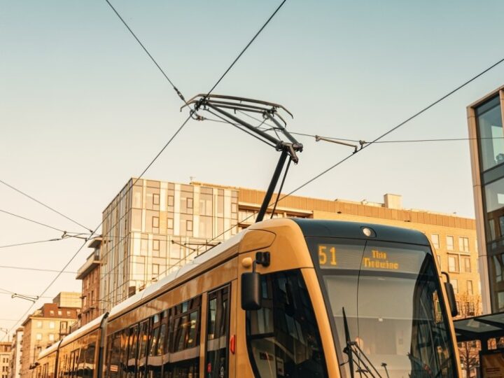 Tramwaje wstrzymane! Nowe trasy komunikacji zastępczej już dostępne