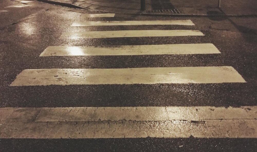 Szaleńczy kierowca autobusu omal nie zabił pieszego!