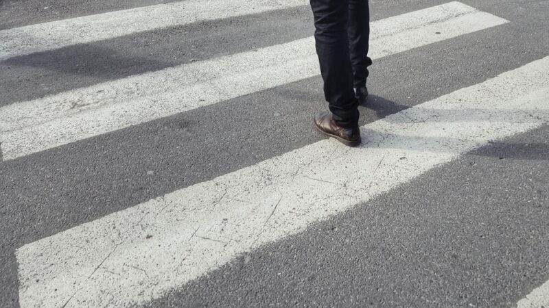 Bezpieczne ulice: Policjanci uczą dzieci, jak unikać zagrożeń na drodze