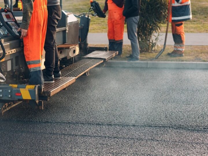 Utrudnienia na Rostockiej: Modernizacja sieci wodociągowej wprowadza ruch wahadłowy