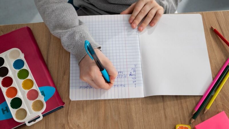 Bezpieczne kroki na drodze: Policjant uczy dzieci w Technoparku Pomerania