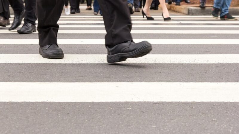 Bezpieczna Droga do Szkoły: Policjanci uczą pierwszoklasistów zasad bezpieczeństwa