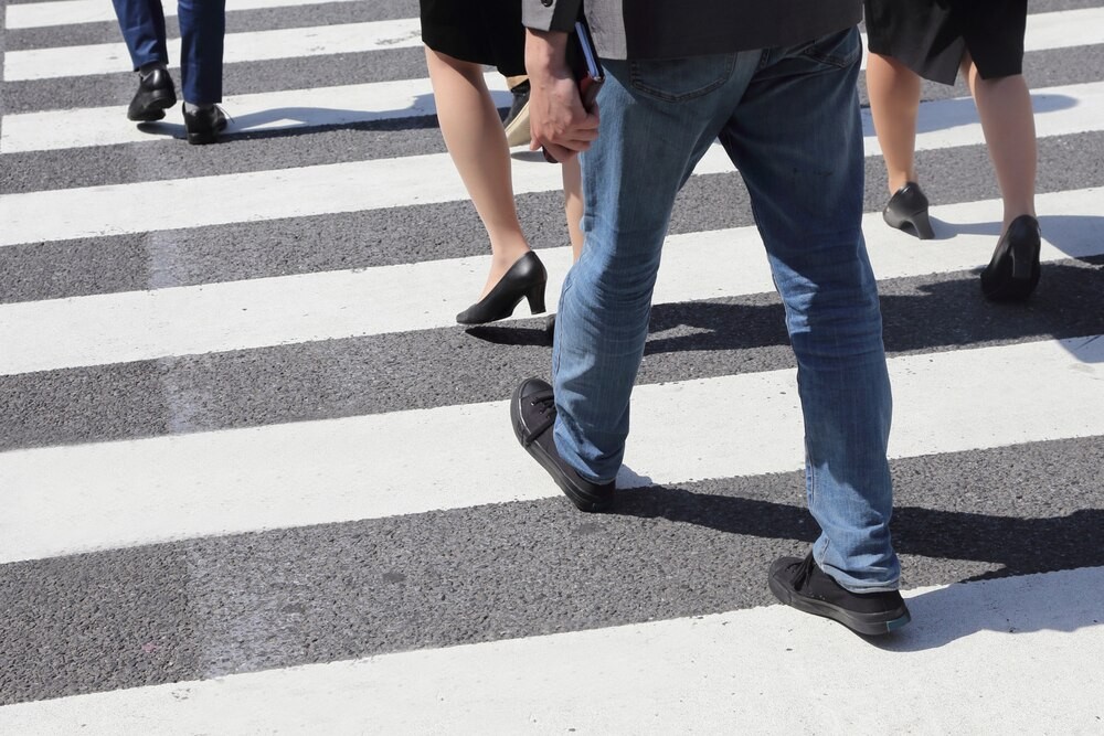 Policjanci uczą dzieci bezpieczeństwa na drodze w Szczecinie